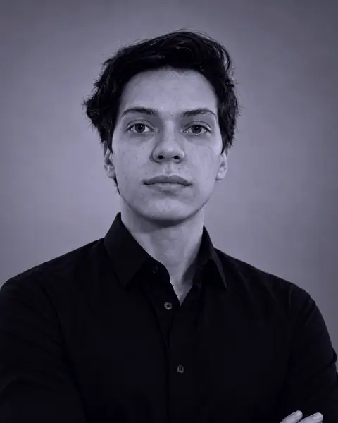 Retrato de Andrés Gil: de frente, con camisa oscura, sobre un fondo liso.
